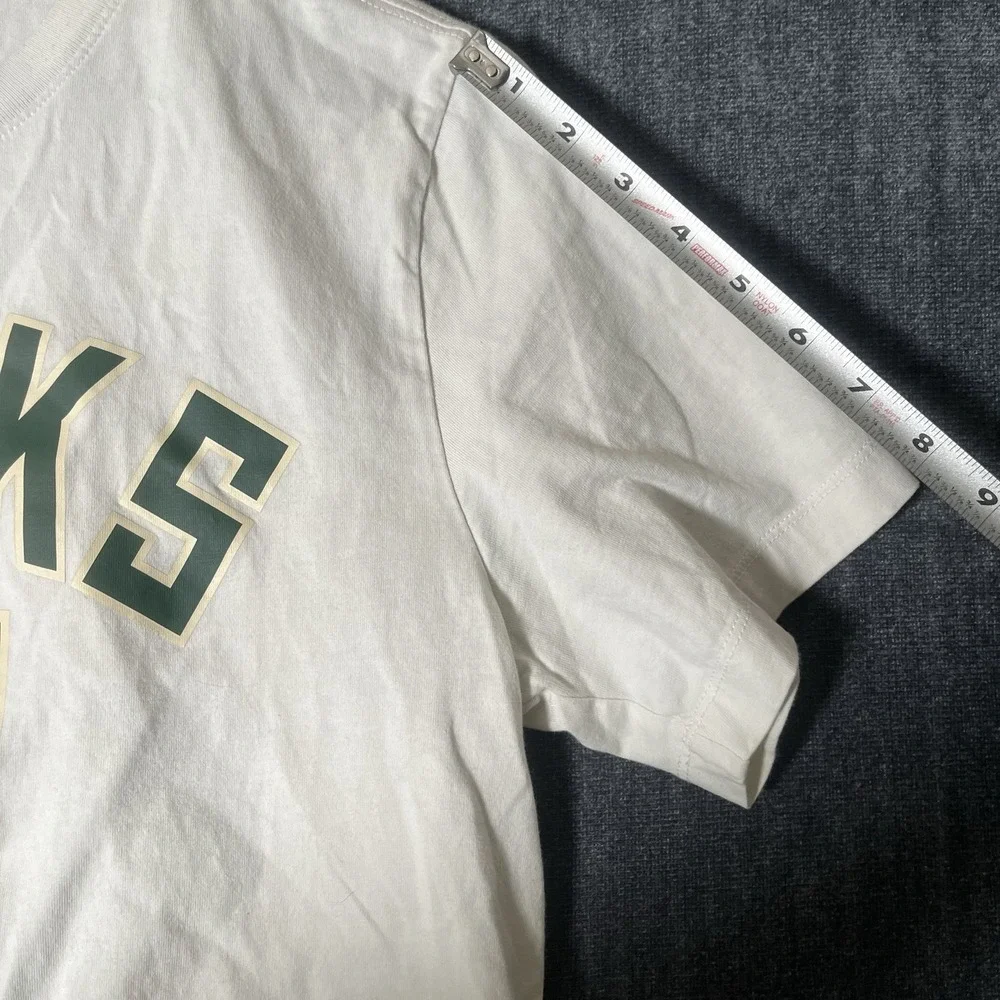 The Nike Tee NBA Bucks Shirt Holiday 21 Boys Medium White Cotton Crew Neck (READ